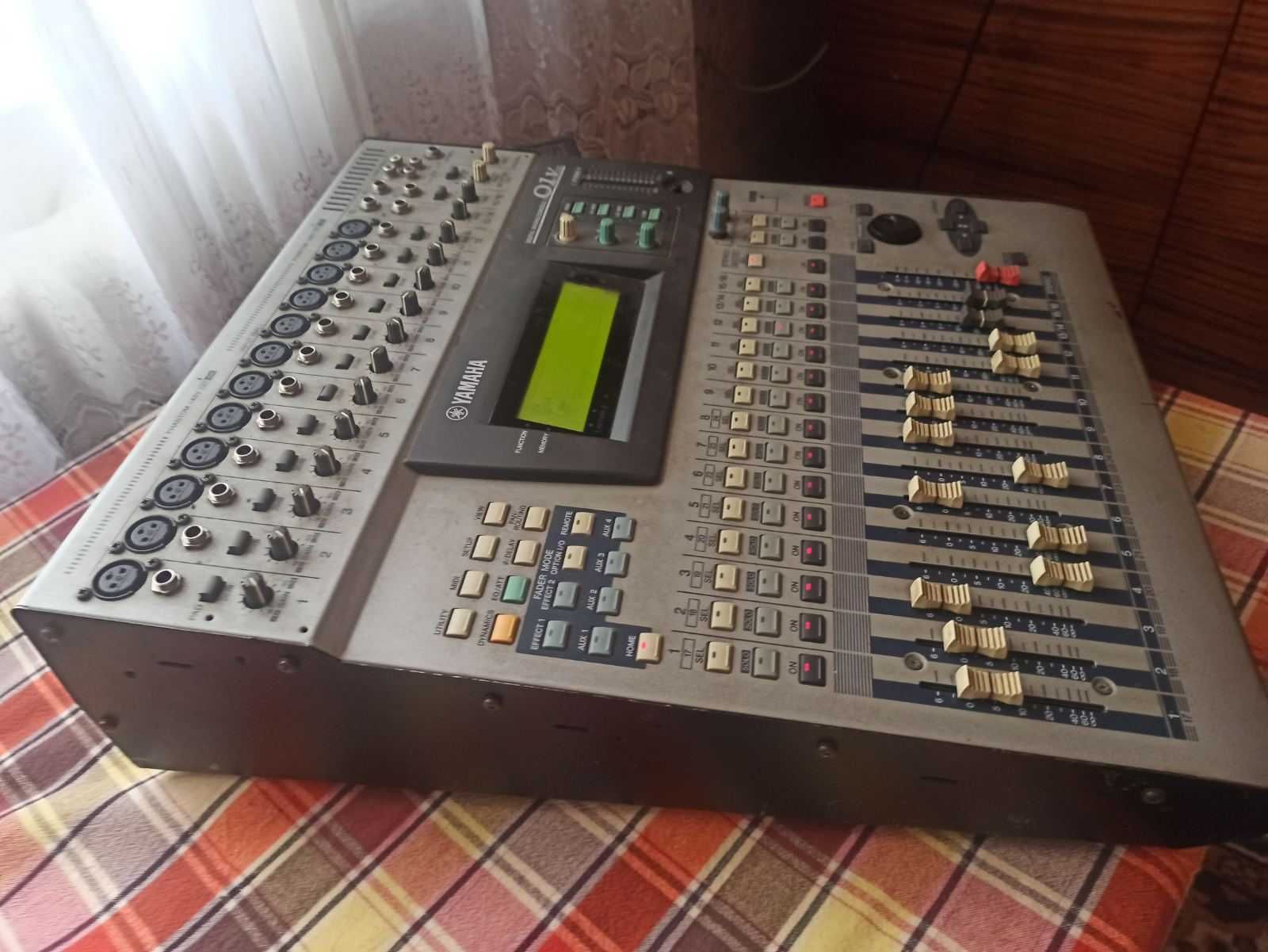 мікшерний пульт YAMAHA 01V