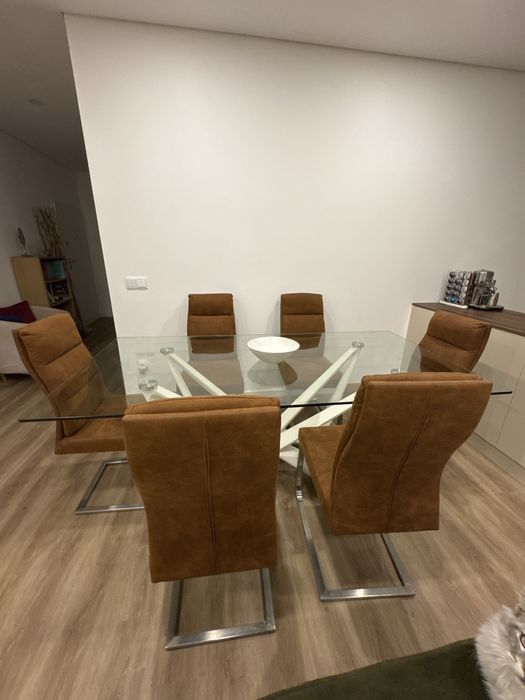 Vendo mesa de jantar com 6 cadeiras