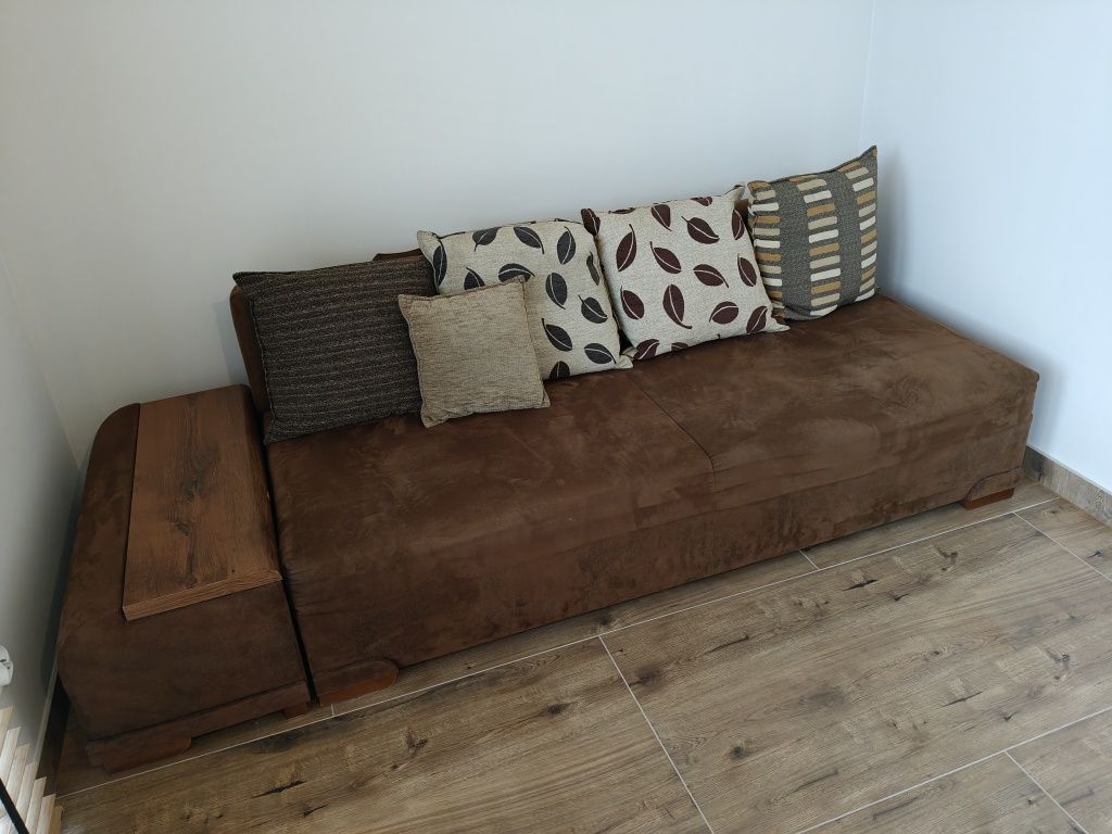 Sofa, tapczan, kanapa w stylu vintage retro rozkładana z poduszkami