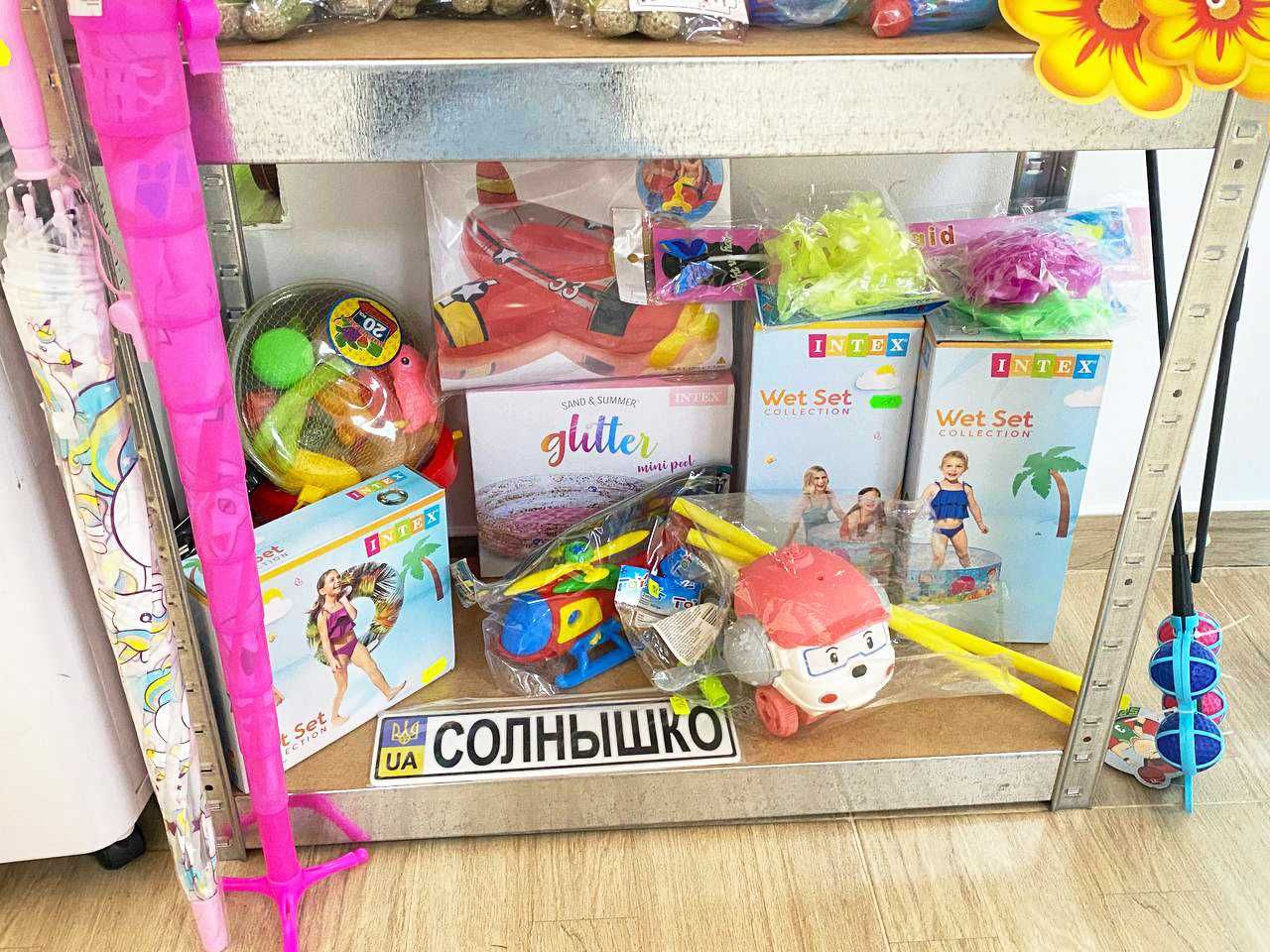 Розпродаж дитячих іграшок та літніх аксесуарів