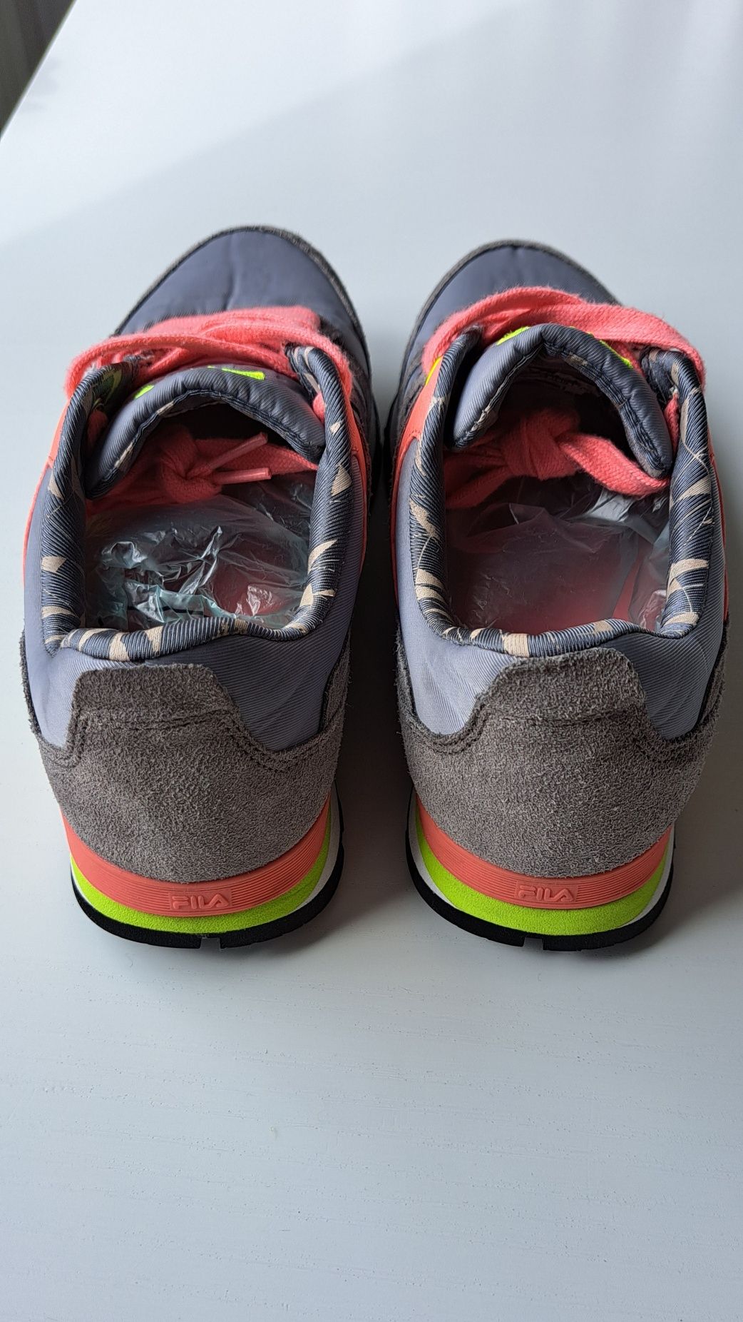 Damskie sneakersy z zamszowymi wstawkami Fila r. 39 (dł. wkładki 25cm)