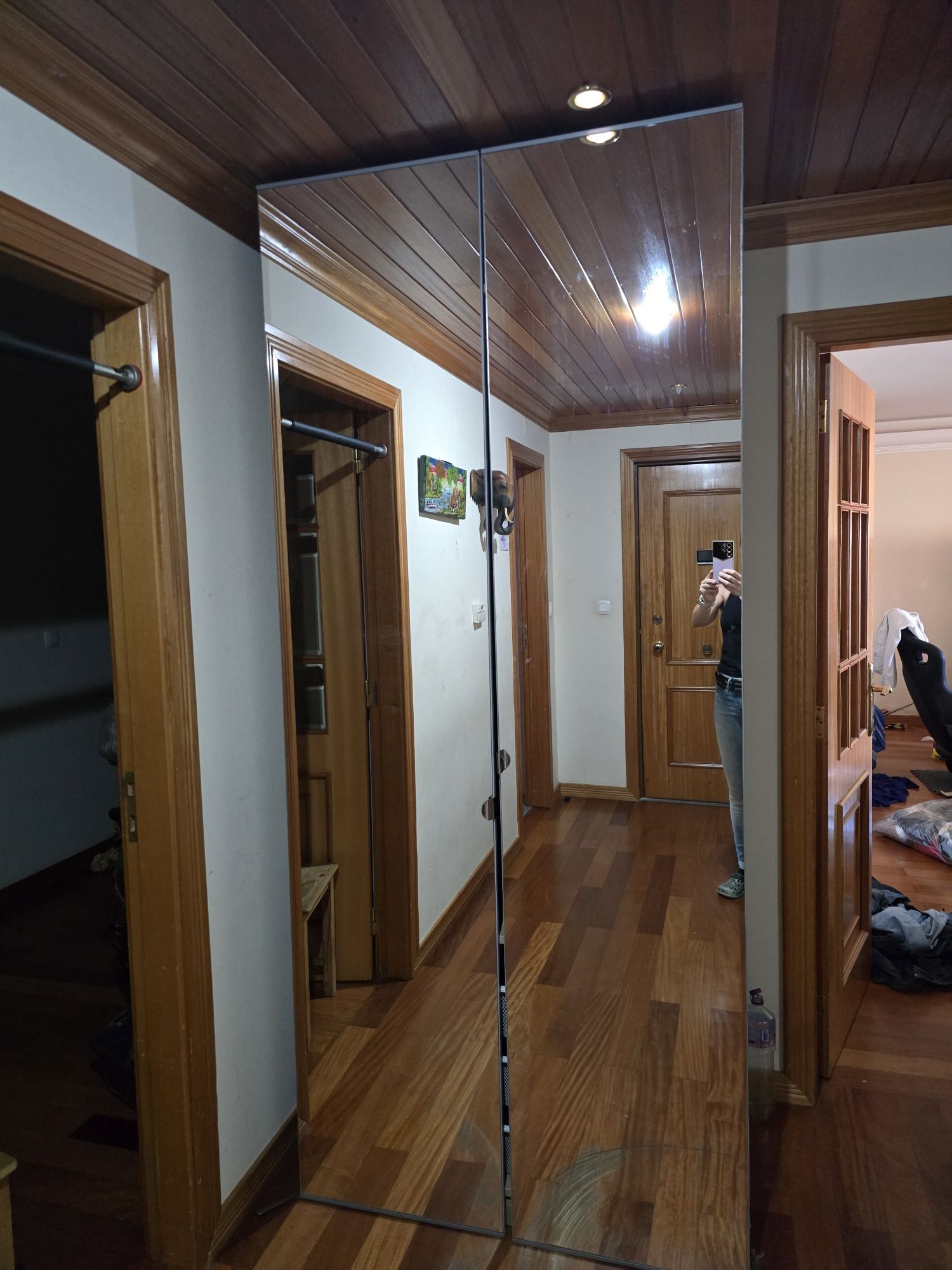 Roupeiro com portas de espelho