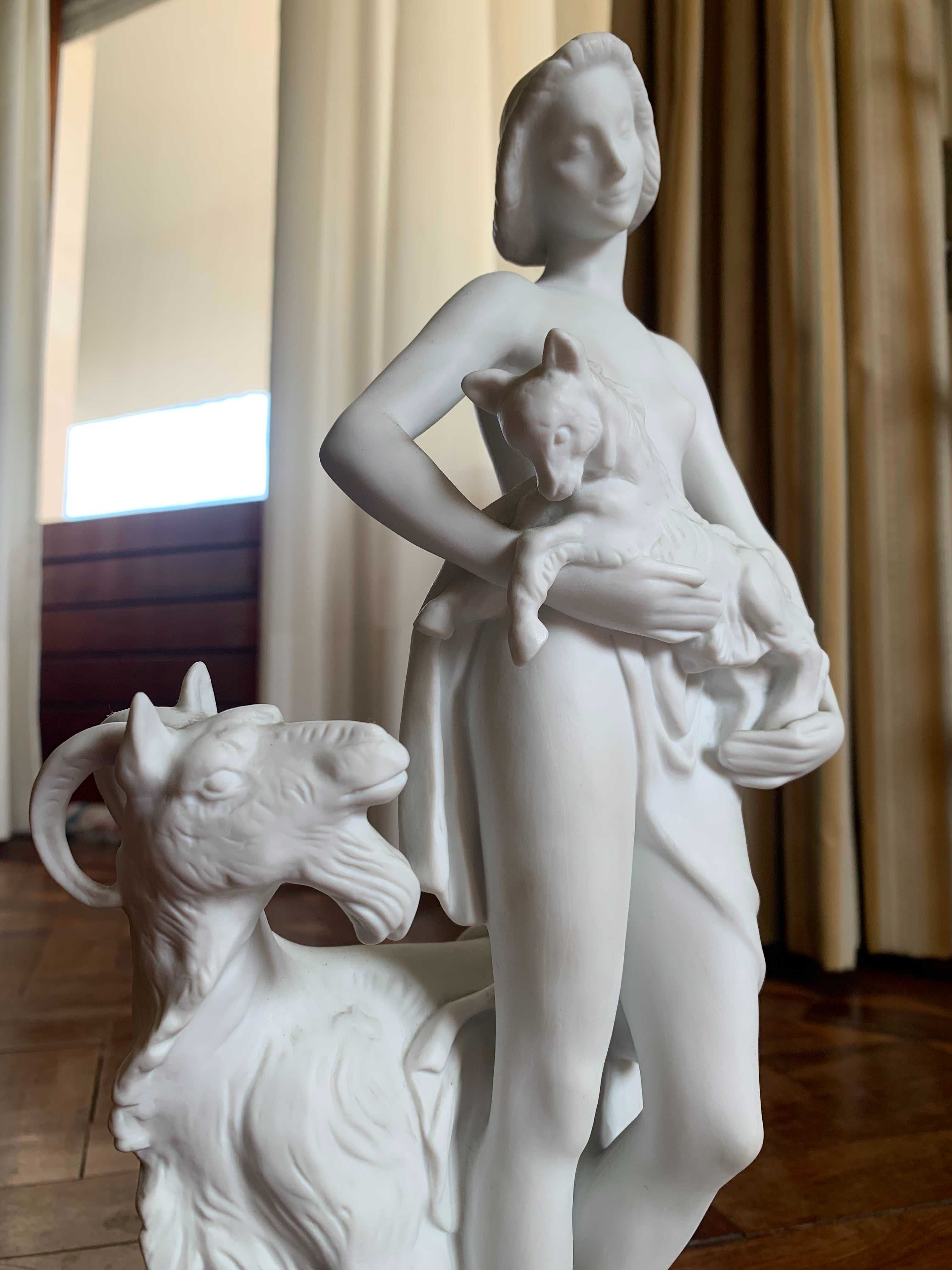 Escultura Vista Alegre by Leopoldo de Almeida