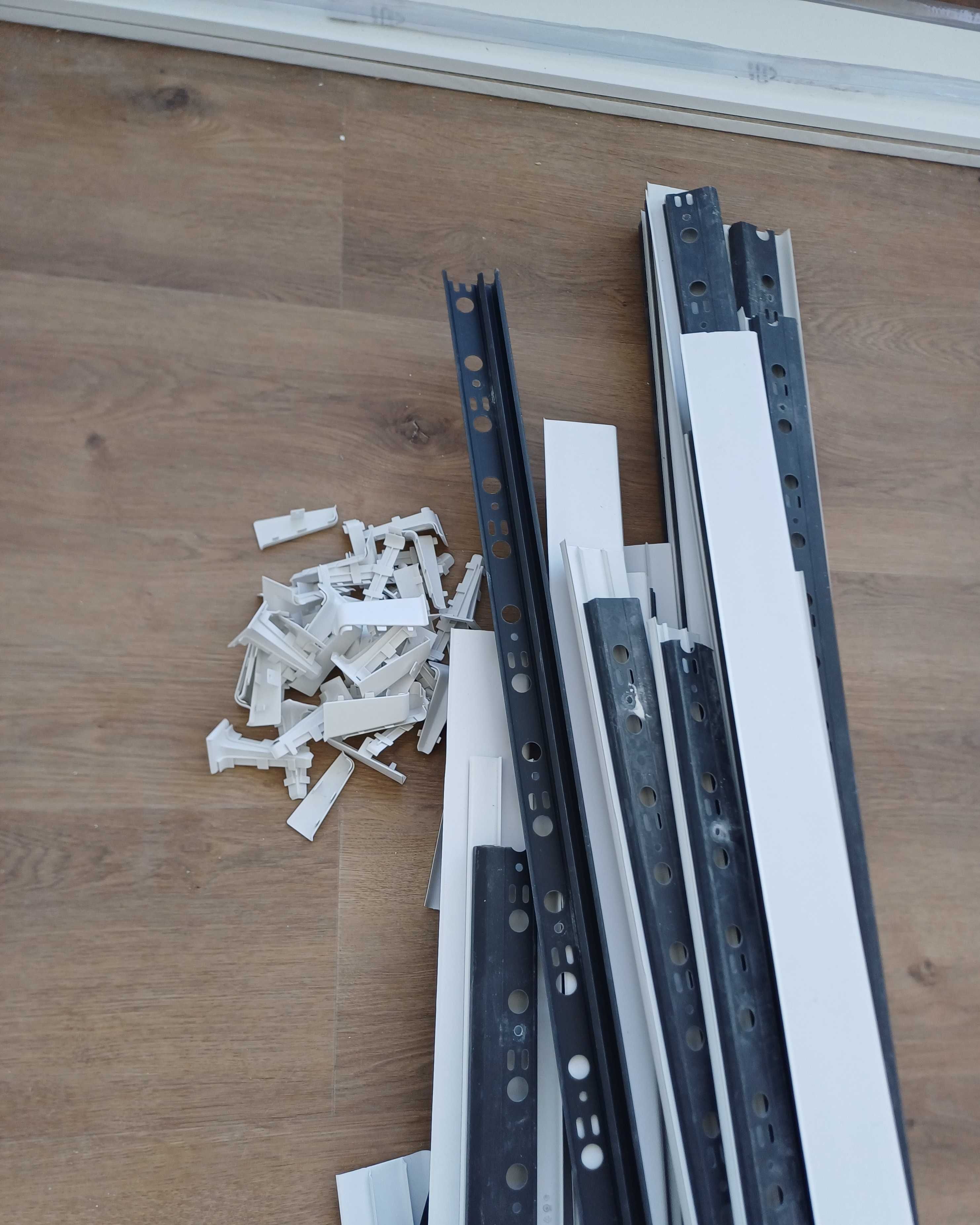Listwy przypodłogowe plastikowe nowe.
