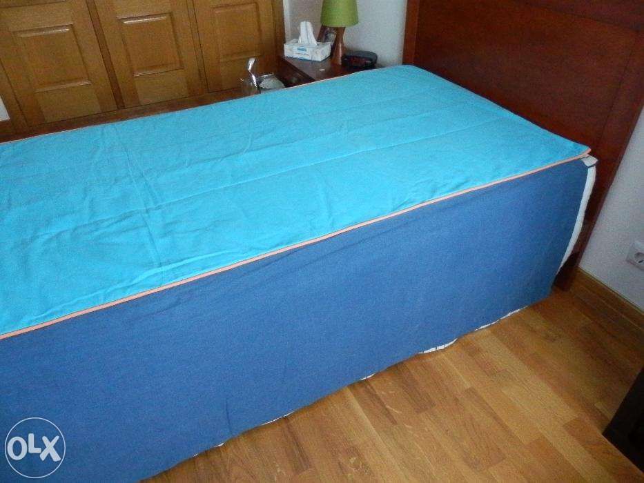 Vendo coberta de cama de rapaz cor azul claro e azul escuro com debrum