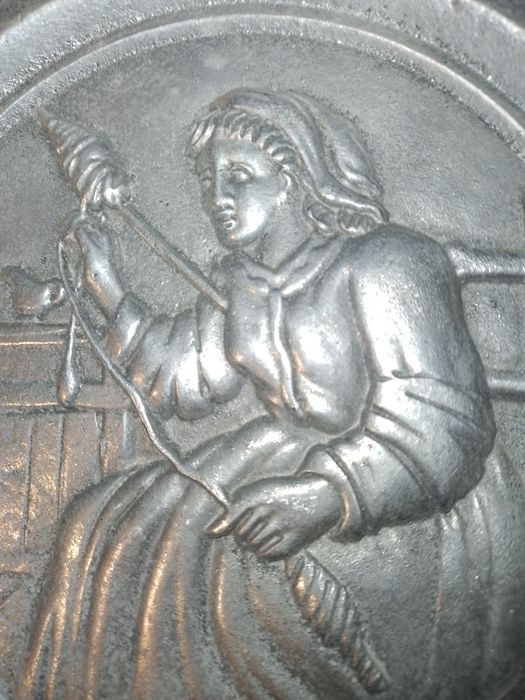 Prato decorativo em alumínio com imagem de fiandeira