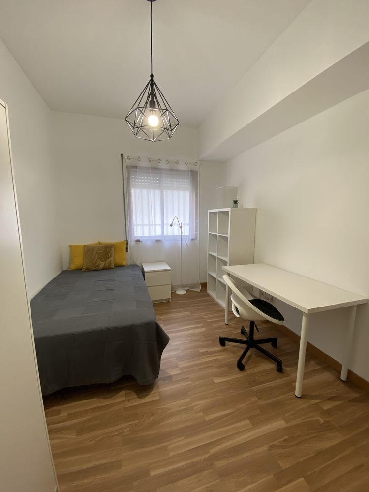 Quarto em Apartamento T4 Para RAPARIGA/Estudante/Trabalhadora/Singular