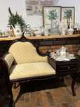 Stylowy fotel vintage z szufladką – mebel typu gossip bench