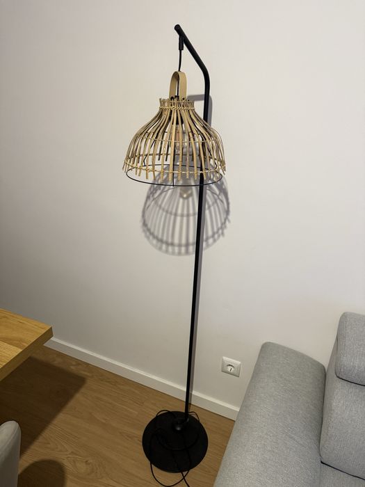 Candeeiro de pé, em ótimo estado.