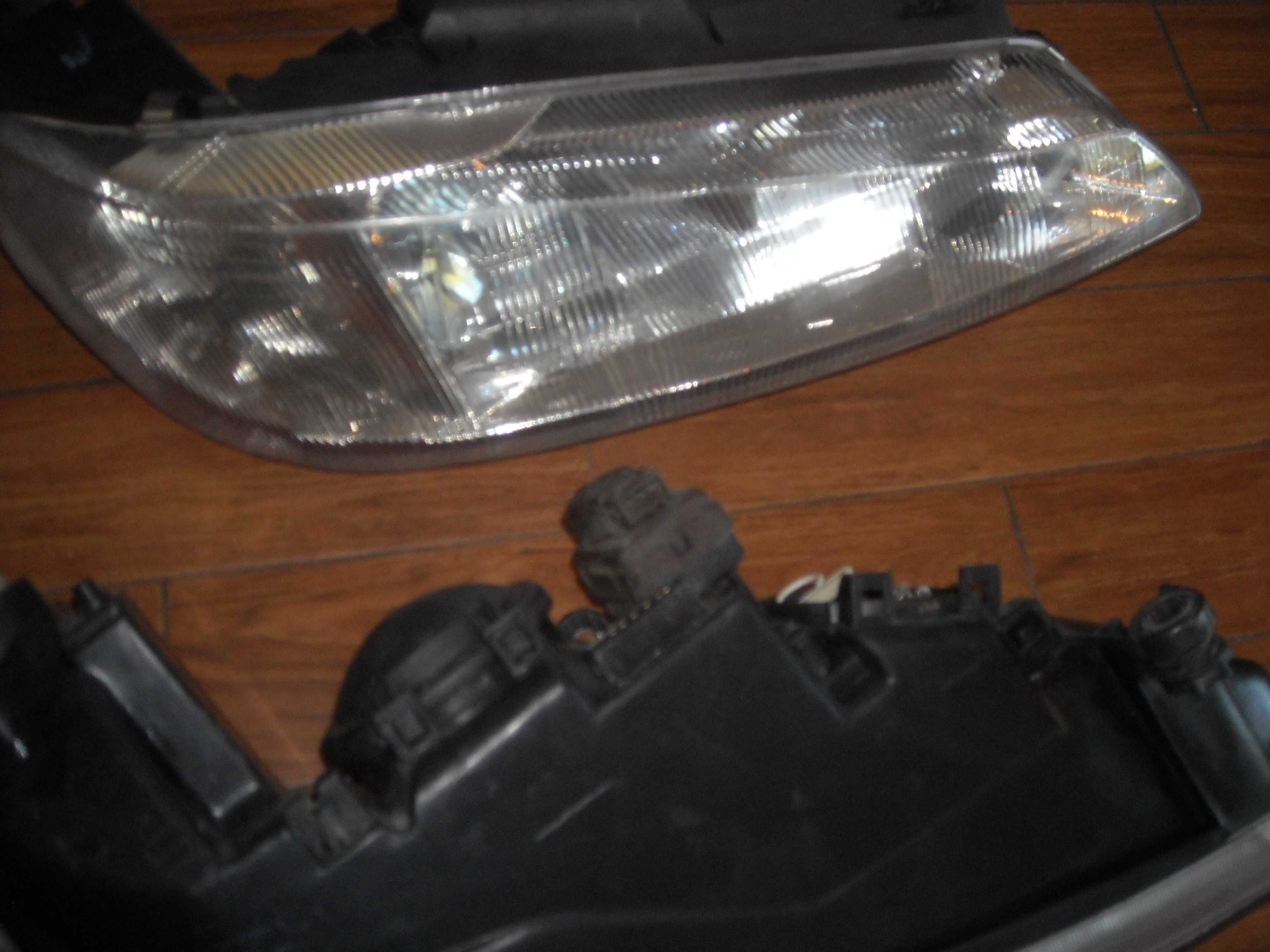 lampy przednie lewe i prawe  używane tylko 3.5 roku peugeot 406