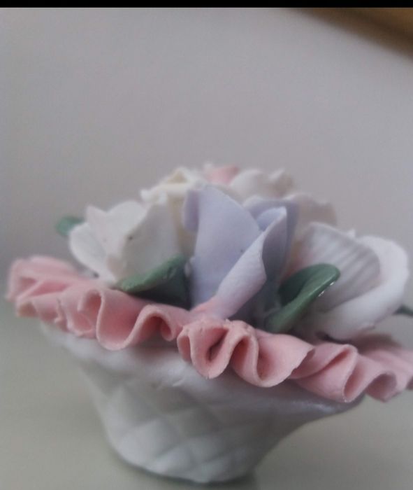 Cesto com flores em cerâmica muito bonito