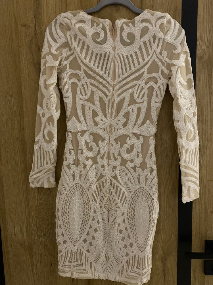 Sukienka kremowa z bialym zdobieniem