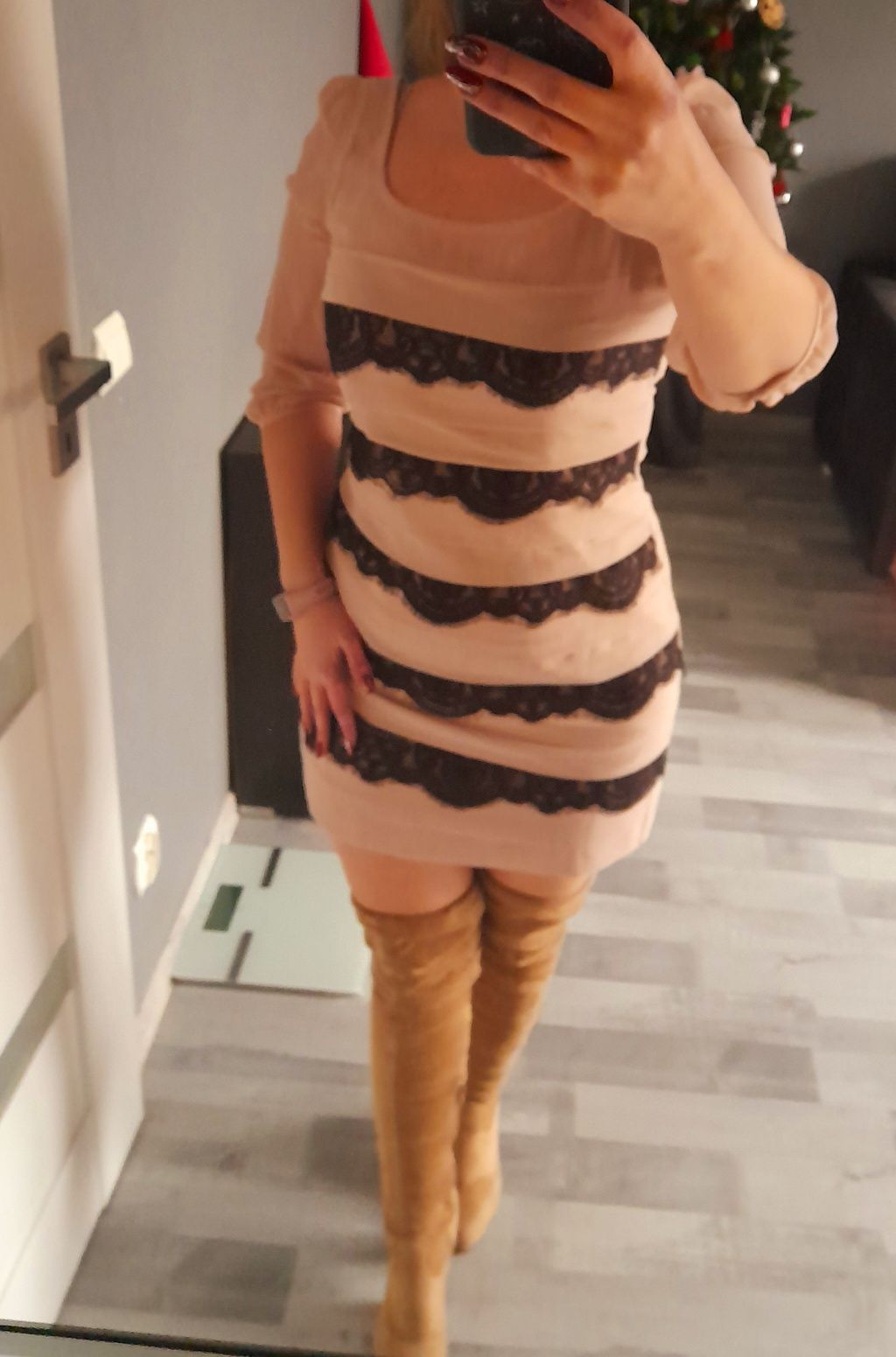 Sukienka nude koronka Koronkowa lipsy Londyn pudrowy róż Puder plisy