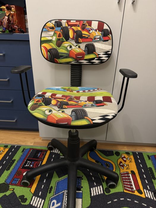 Fotel dzieciecy w autka