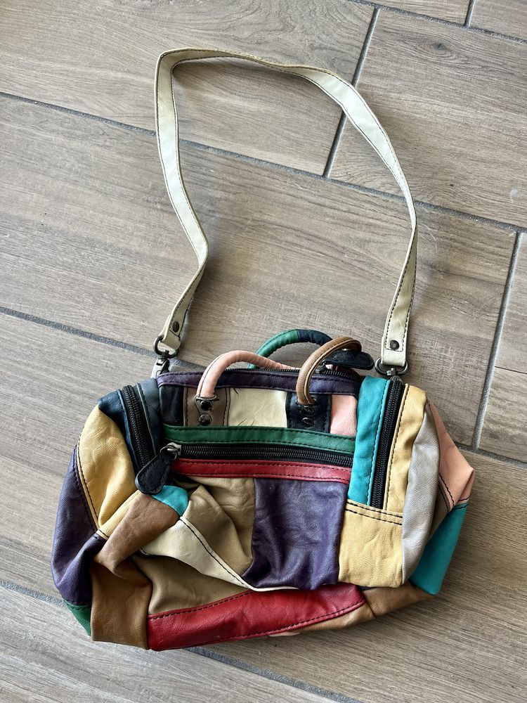 Mala colorida com tiracolo