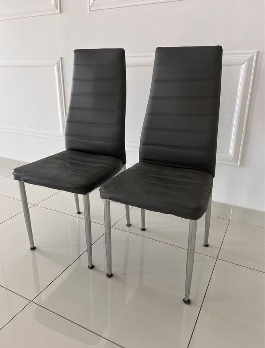 2 krzesla na metalowych nogach