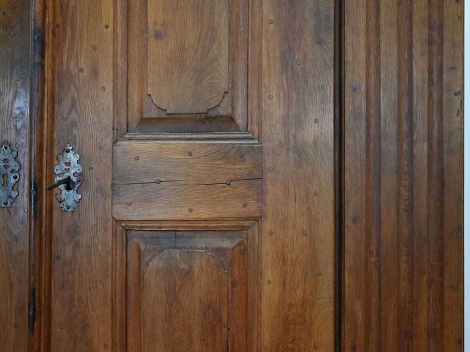 dwustuletnia okazała tradycyjna szafa kołkowana 082901