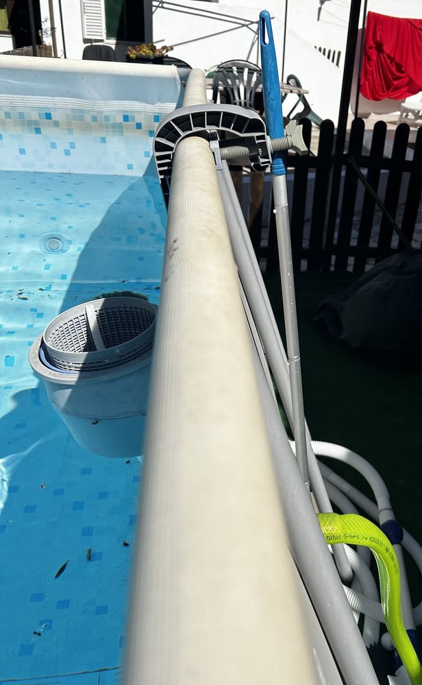 Piscina em bom estado com algumas marcas de uso