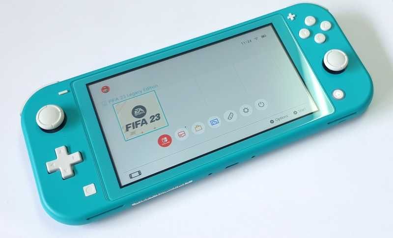 Konsola Nintendo Switch Lite zadbana + gra fifa