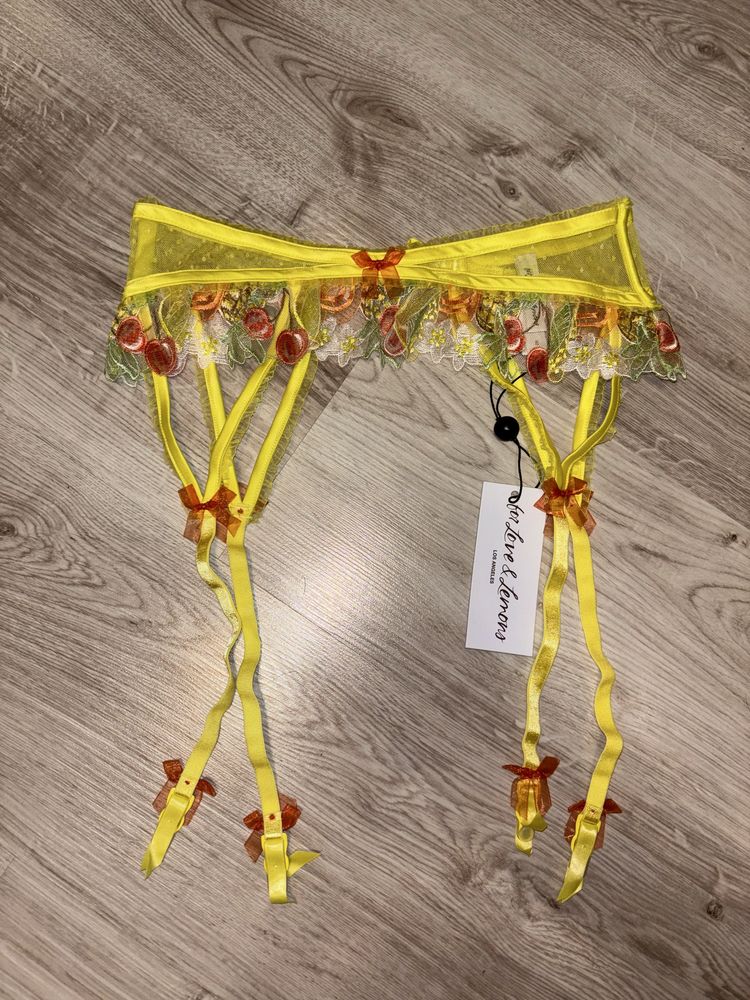 Pas do pończoch Victoria’s Secret