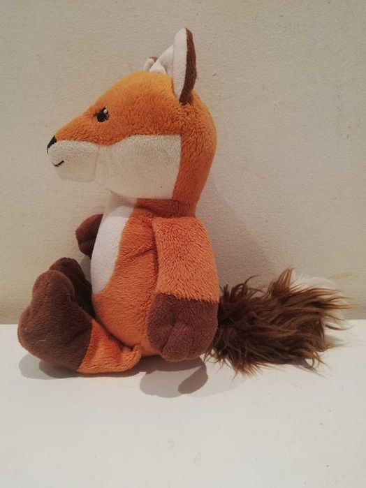 Maskotka rudy lisek.