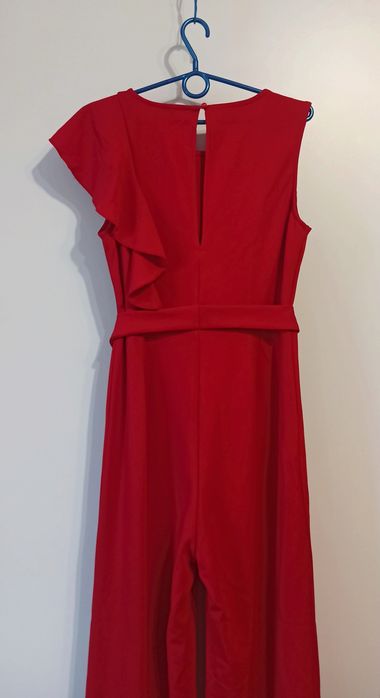 Czerwony kombinezon wyjściowy