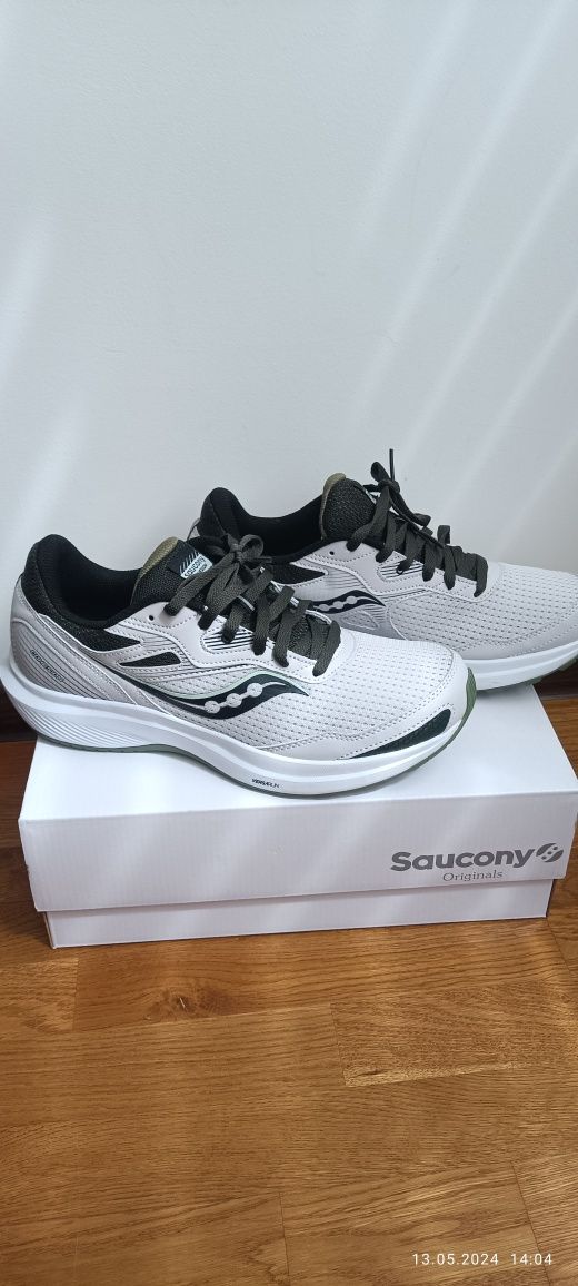 нові оригінальні кросівки saucony