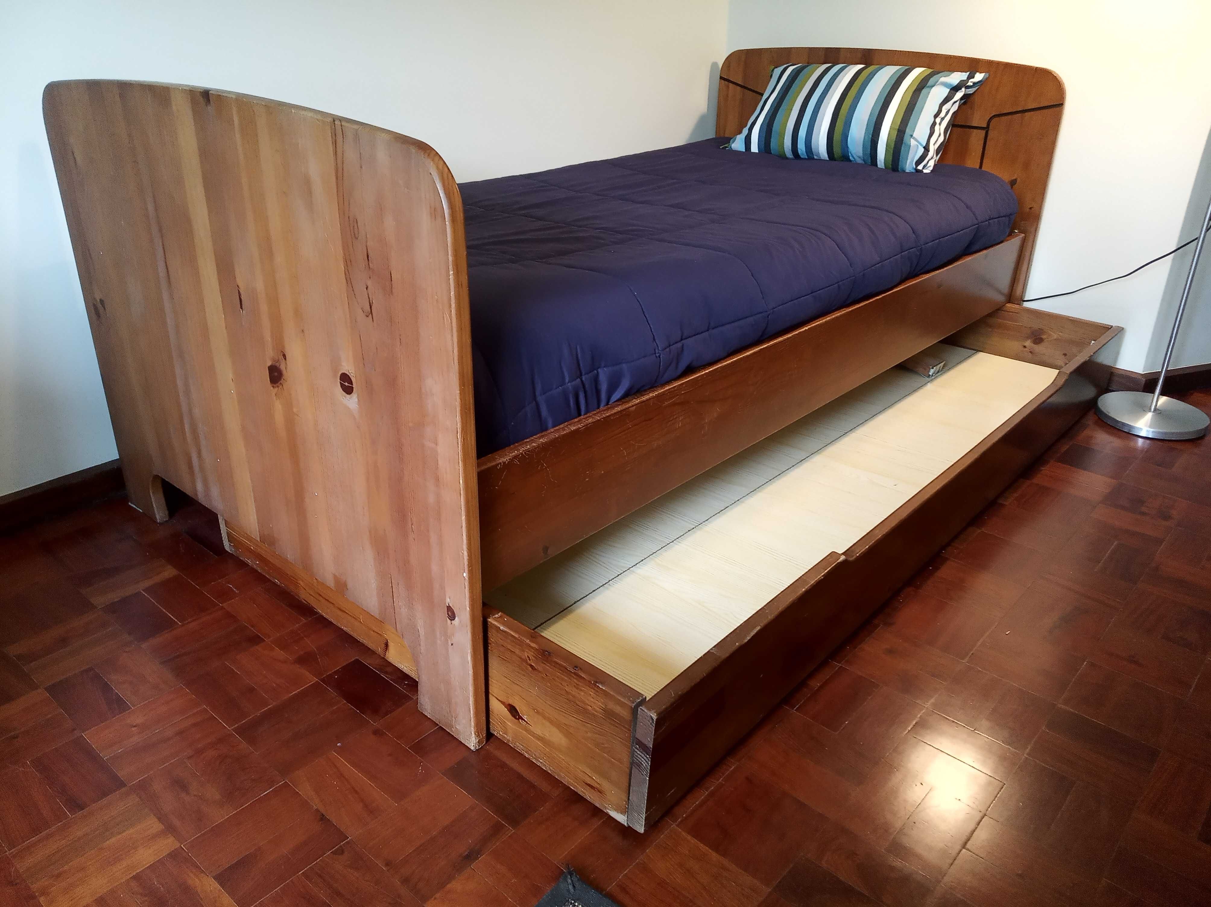 Cama de solteiro dupla em madeira maciça