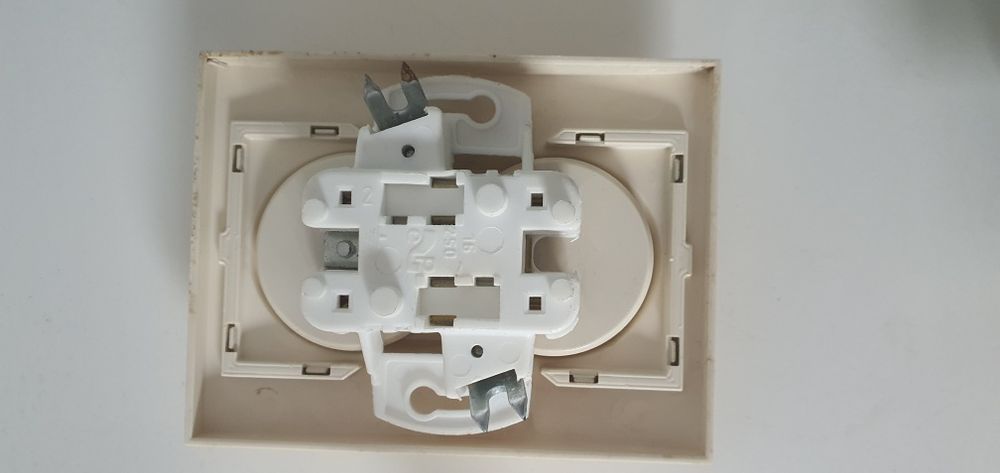 Gniazdka elektryczne podwójne