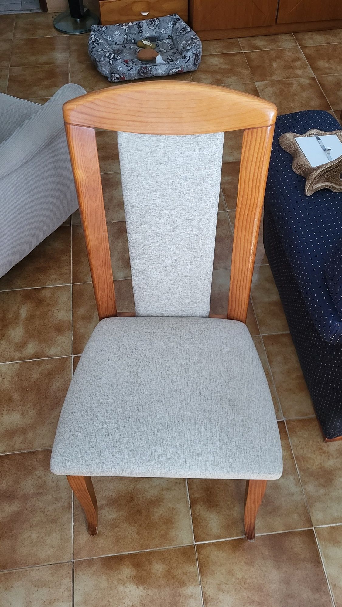 Vendo mesa em pinho mel com 4 cadeiras