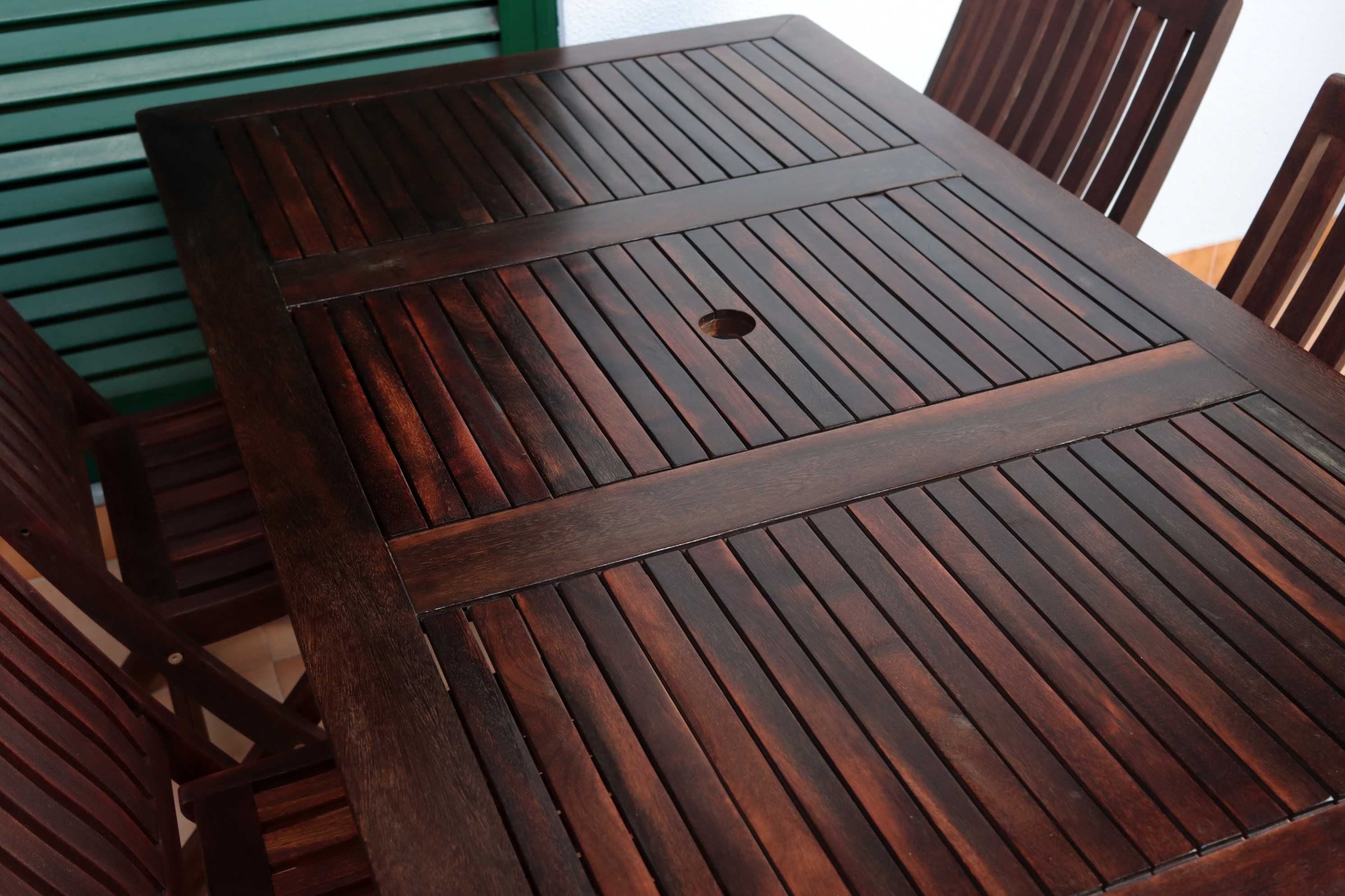 Conjunto de mesa e 4 cadeiras para exterior em madeira ipê