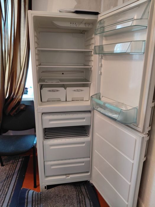 Подам холодильник електролюкс