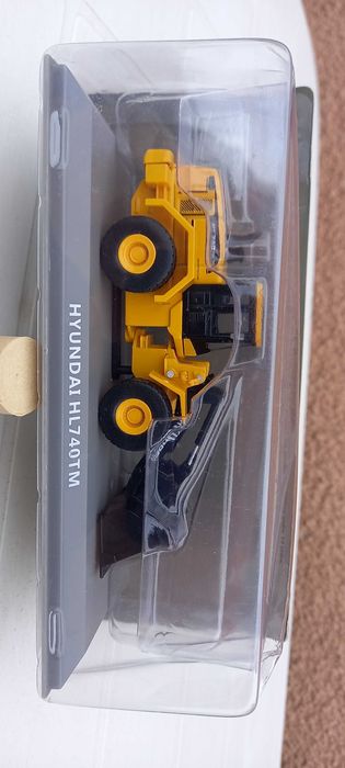 Komatsu, Hyundai, Hamm, Liebherr, New Holland : 8 modelos escala 1/72.