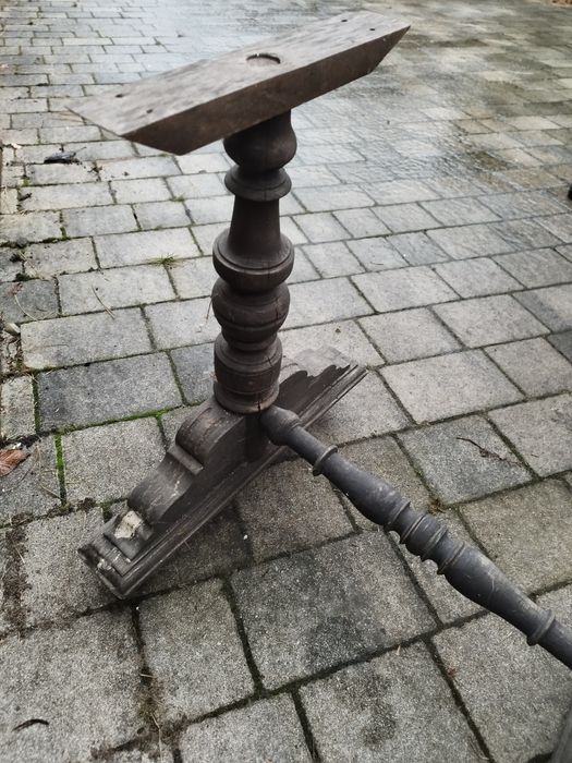 Rzeźbione nogi do szafki lub stołu