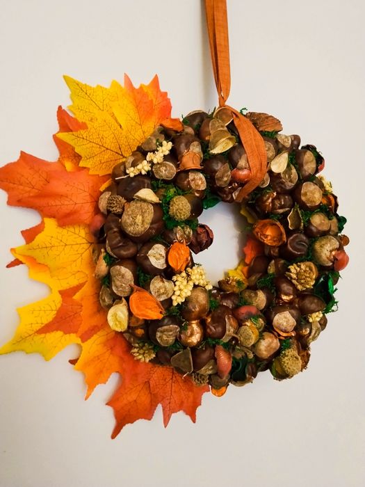 Kolorowy stroik, wianek z kasztanów i suszonych naturalnych ozdób.