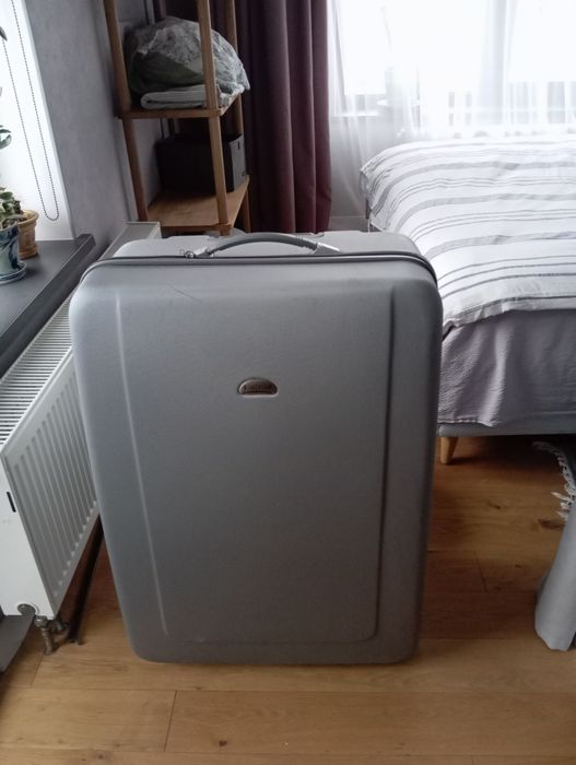 Продам большой чемодан