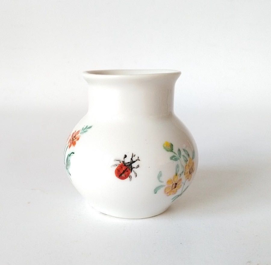 Porcelanowy wazon wazonik biedronka malowany kwiaty sygnowany