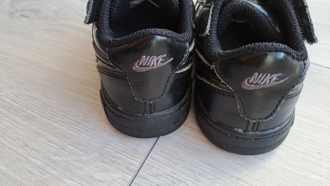 Nike czarne sportowe buty na wiosnę 21 22 wkł. 12,5cm
