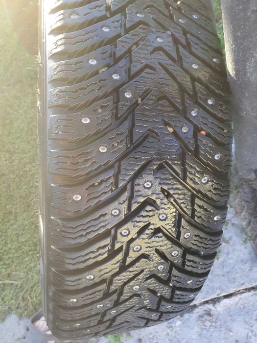 Шини легке б/у  Nokian Nordman8. шиповані на дисках 205/55R16  2шт