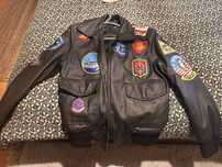 Casaca top Gun com emblemas