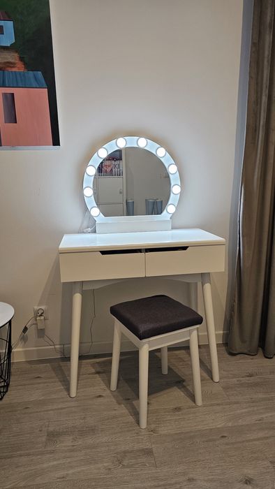 Toaletka biała z szufladami, krzesłem i podświetleniem