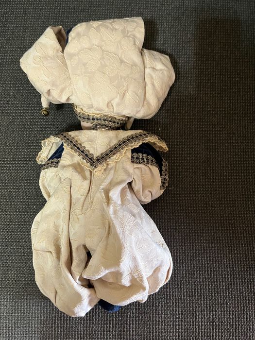 Boneca de porcelana de coleção