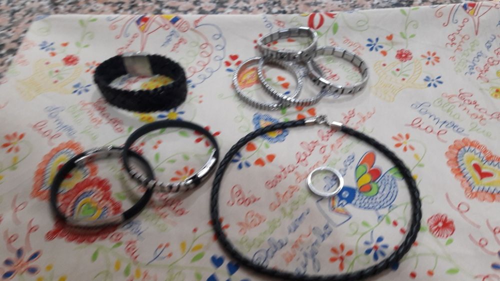 Peças em aço colares e pulseiras