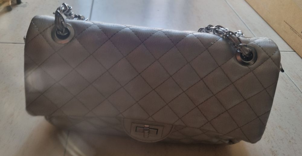 Mala Prateada padrão almofadado 
Duas asas
Muito elegante
Nova nunca u
