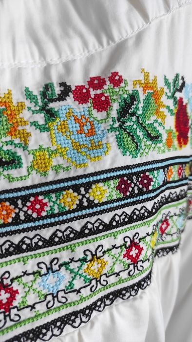 Вишиванка молочного кольору довга