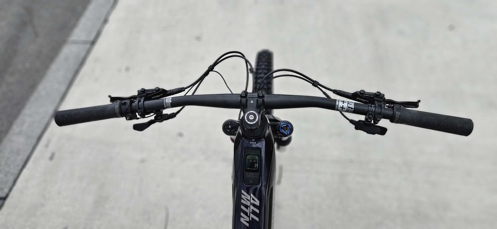 Rower elektryczny Haibike ALLMTN CF 10 skrzynia biegów Pinion 800Wh