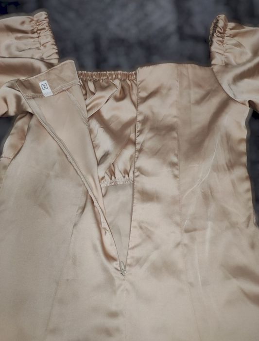 Лёгкое шёлковое приталенное бежевое платье