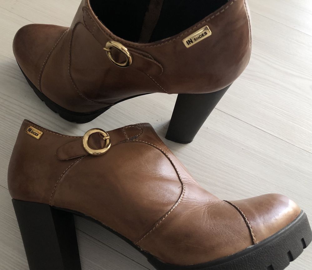 Botins castanhos em pele “In Shoes”