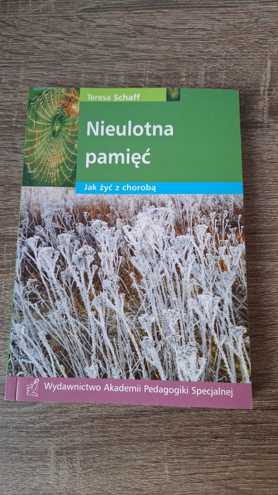 Nieulotna pamięć Jak żyć z chorobą  Teresa Schaff