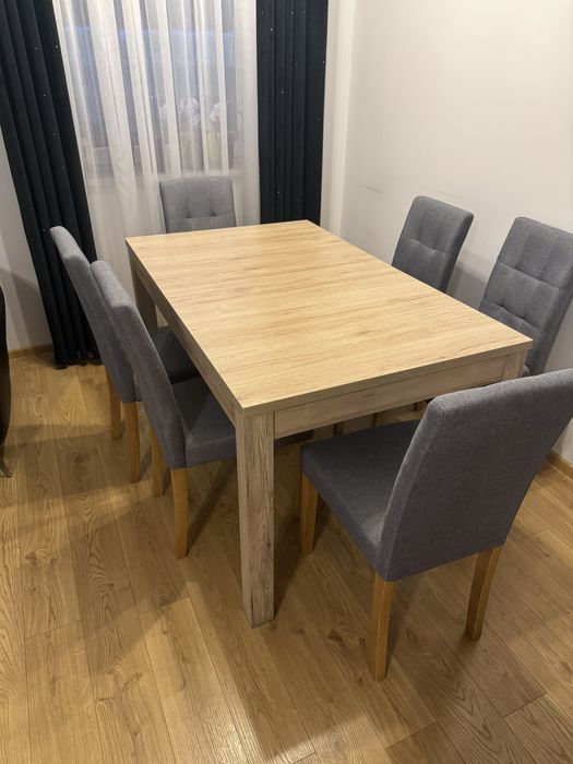 Stół z krzesłami i stolik kawowy